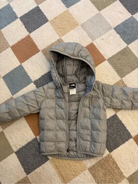 The North Face Kids Light Gray Hooded Puffer Jacket